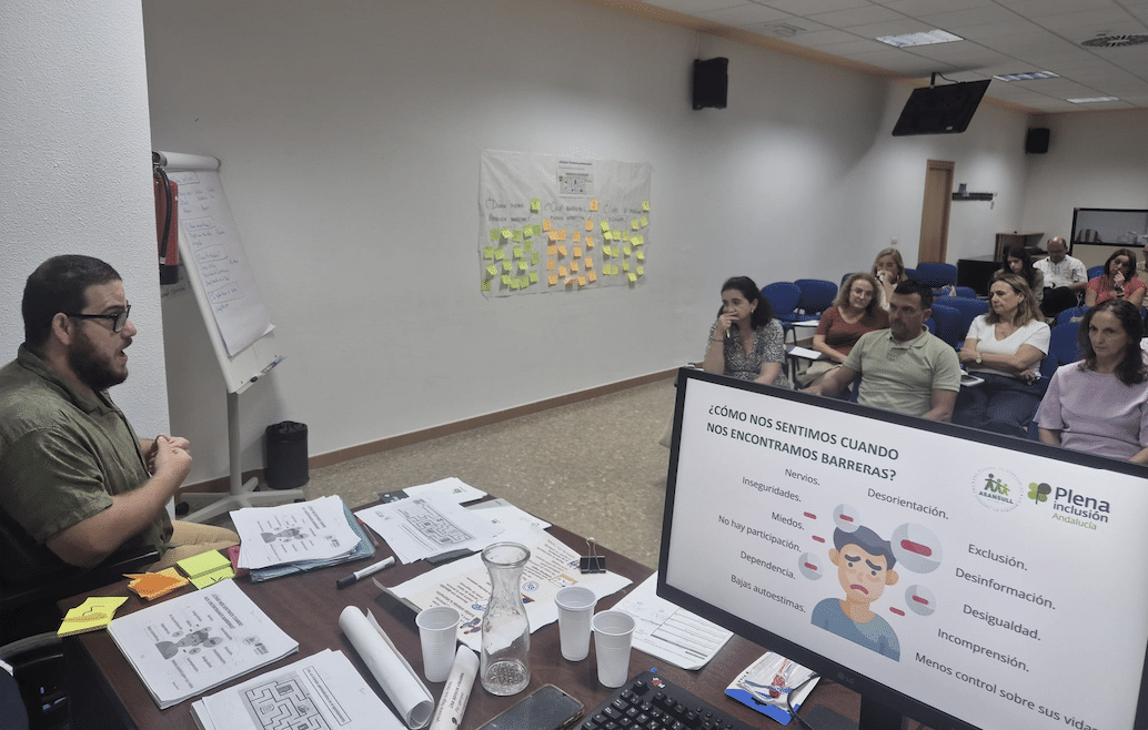 Ir a Plena inclusión Andalucía y ASANSULL imparten una formación sobre comunicación accesible e inclusión a empleados del Ayuntamiento de Málaga